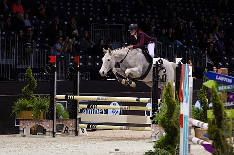 Ratsastuksenopettaja Marion Perrissinoto osallistui amatööriratsastajien kilpailuun pelkällä kaulanarulla tammallaan Vanille de Clauzet'lla. 