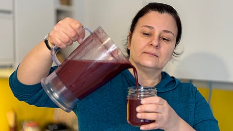 Menossa olevilla suoliston rauhoitusviikoilla saan urakalla juoda marjapirtelöitä! Kannussa on neljä annosta ja se sisältää noin 1/2 litraa marjoja, omenan tai päärynän, 4 tl (kukkura) hamppuproteiinia, 4 tl kauranlesettä ja vettä.