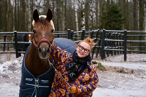 Tiia Vanhatapio kävi Helsingissä ja halusi kuvaan "lainahevosen" kanssa. 