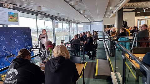 Paikan päällä Oulun Kasvatuspäiviä seuraa noin sata henkeä. Luennoimassa Heli Suomala Hevostietokeskukselta.