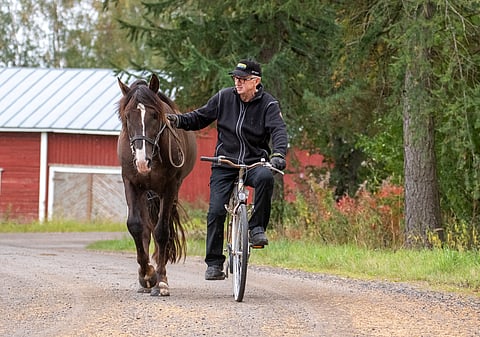 Jouko Paavola pystyy taluttamaan Ville Kallea polkupyörällä ajaen.