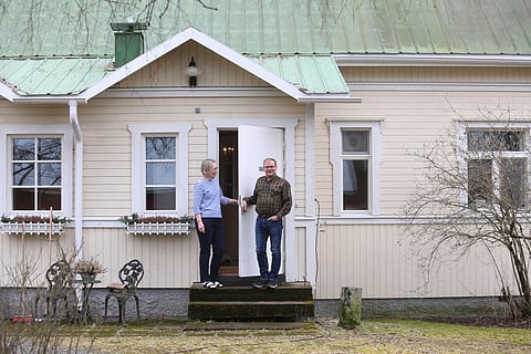 Markku Saastamoinen ja puoliso Kaarina kotonaan Ypäjällä. 