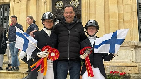 Peppi Kokko ja Ida-Sofia Alasuutari ja valmentaja Antonio Serrano Silva. 