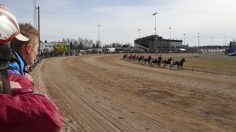 Seinäjoen ravirata tallikaarteesta kuvattuna