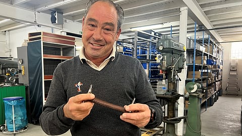 Teun van Riel on kuolaingurun maineessa. Käsissä hänellä on yksi lempikuolaimista, nahalla päällystetty suora kuolain. 