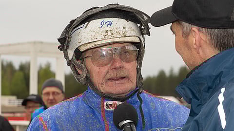 Juhani Harmoinen Juha Jokisen tentissä voittajahaastattelussa.