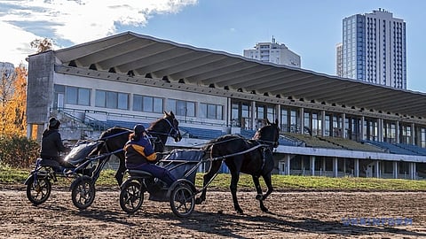 Kiovan Hippodromin alueella asustaa yli 300 hevosta. Sen raviradan katsomo on rakennettu vuonna 1969.