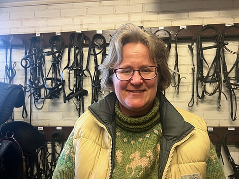 Rosalie Kivitien työpaikalla, Hevospiston satulahuoneessa. 