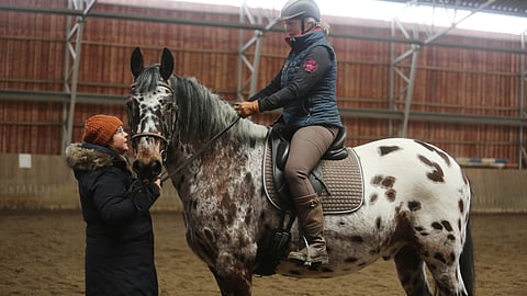 Tässä testataan istuntaa ohjastestillä. Istunta on kunnossa ja takapuoli pysyy satulassa - mutta kuinka moni tietää, miksi? 