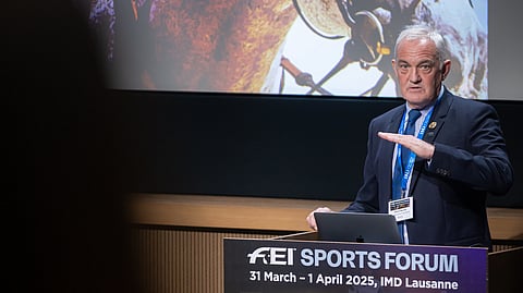 Andrew McLean puhui FEI:n urheilufoorumissa. 