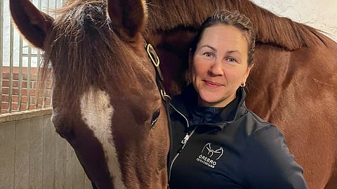 Yhtä Ruotsin suurinta ratsastuskoulua vetävä Susanna Harjaluoma kertoo kuinka ratsastusta opetetaan Ruotsissa. 