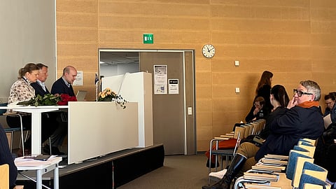 SRL:n kevätkokousta puheenjohti Håkan Wahlman. Hänen molemmin puolin Kaisa Kähö ja Jukka Koivisto ja salin puolella puheenjohtaja Marjukka Manninen. 