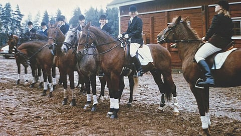 Vuonna 1985 Riitta Holopainen alkoi pitää ratsastuskoulua Hyvinkäällä. Hevoset Conversana Desiree, Jet, Dingo,Topic , Galantus, Bassana,  Rossette ja Darbanga