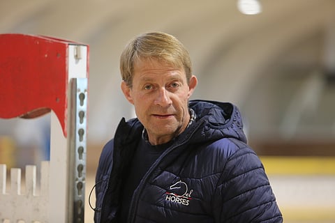 Pitää vähän uskaltaa laukata, opastaa Kari Nevala, suosittu estevalmentaja ja liiton maajoukkuevalmentaja. 