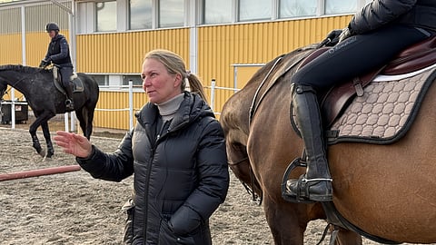 Petra Aittola käy säännöllisesti valmentamassa oululaisratsukoita.