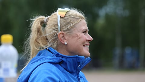 Sanna Backlund vastaa puhelimeen satulasta Norjassa. 