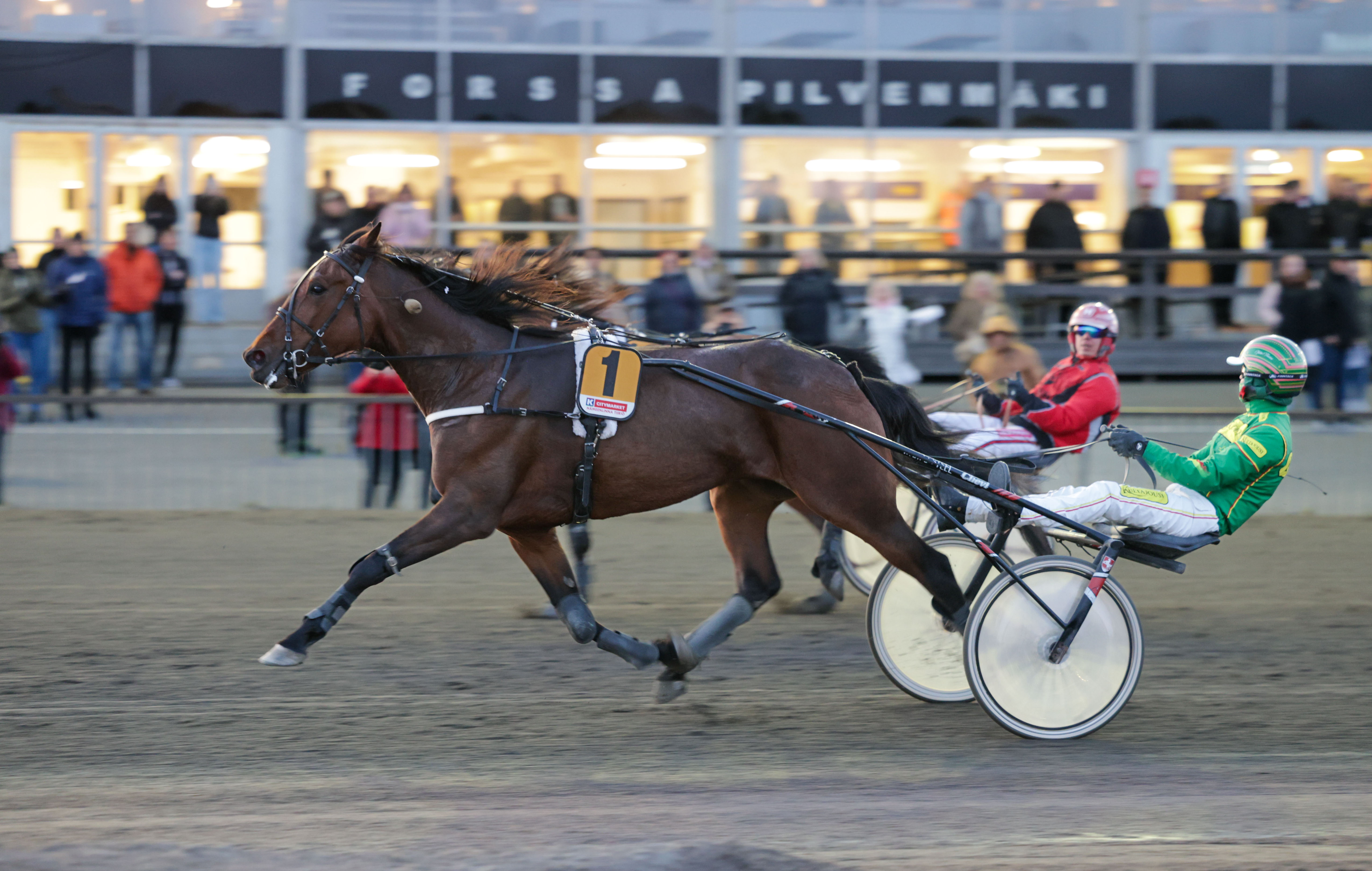 Marlene Vice (1) pitää ykköseksi, vaikka Santtu Raitalan ohjastama Mr New Generation kirii hurjasti ulkoa.