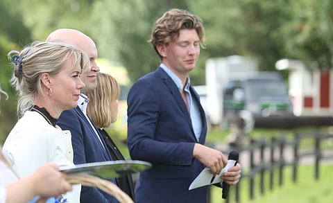 Heli Kivimäki-Manner avaa Hevosopiston taloudellista tilannetta. Kuvassa este-SM:ien palkintojenjaossa derbykentällä viime vuonna yhdessä Jukka Koiviston ja Roy Kokkosen kanssa. 