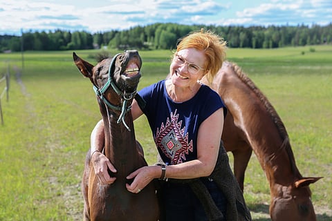 Hevosurheilun kesäkuun 2018 Kuukauden henkilö Heli Lepo toteaa, että hän ei ole keinoemovälityksen tärkein lenkki. Ilman häntä yhtä välityspalvelua kuitenkaan tuskin olisi olemassakaan.