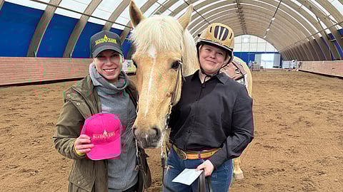 Suomenhevosesta on myös moneen. Lokson Shampanja Riikka Rajala-Boströmin ja Hilla Puhakan kanssa