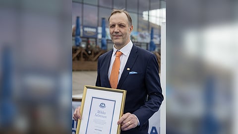 Mikko Salmiselle luovutettiin kultainen ansiomerkki Vermossa 4.5.