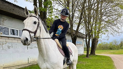 Backwoods Challengerin uusi kotimaa ja onnellinen uusi 14-vuotias ratsastaja.