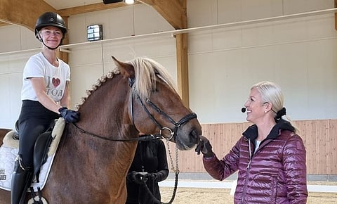 Johanna Vainio, Loiste Priimus ja Joanna Robinson. 