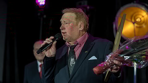 Pertti Puikkonen intoutui laulamaan gaalayleisölle.