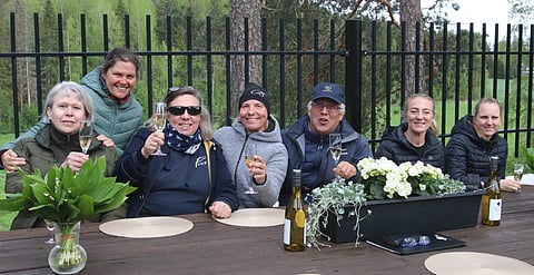 Urakka ohi ja nyt vaan odotellaan finaalia. Kyvyt esiin -tapahtuman tuomaristo ja Stella Hagelstam nauttimassa illanvietosta pitkän päivän jälkeen. 