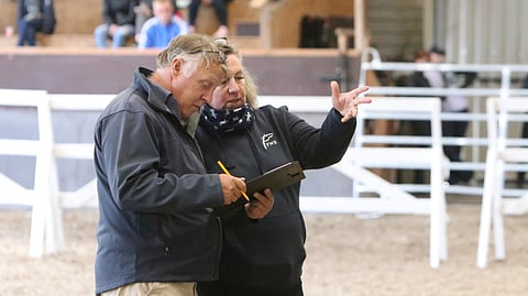 Tuomarit  Anne-Mari Miss ja Håkan Wahlman pisteyttämässä. 