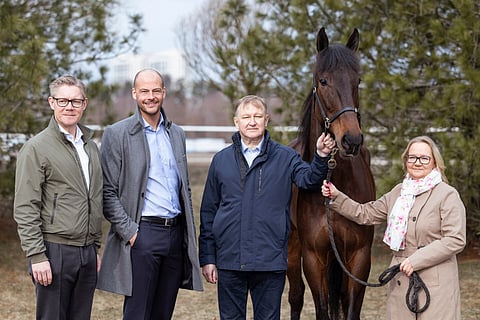 Kuvassa vasemmalta oikealle ATG:n entinen toimitusjohtaja ja Hippos ATG:n entinen hallituksen puheenjohtaja Hans Lord Skarplöth, Hippos ATG Oy:n uusi toimitusjohtaja Mikael Bäcke, Suomen Hippoksen puheenjohtaja Antti Lehtisalo ja toimitusjohtaja Minna Mäenpää. Vermon täysihoitotallista kuvassa edustaa ruuna Gianluca. Kuva: Maisa Hyttinen.