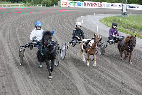 Autolähdön harjoittelu oli leirin odotetuimpia ja jännittävämpiä ohjelmanumeroita.
