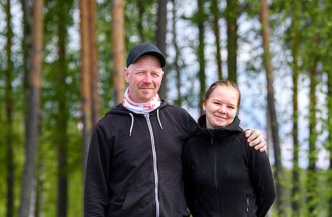 Noora Hartikainen on Jani Hartikaisen kolmesta tyttärestä vanhin, ja hänet valittiin tänä vuonna mukaan Montekypäriin. 20-vuotias innokas iisalmelainen aloitti Kaustisella kisan kakkossijalla Red Caviarin kanssa.