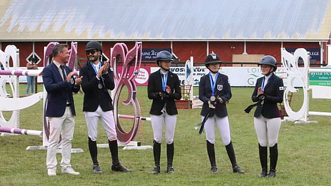 Suomen joukkue palkintojenjaossa. 