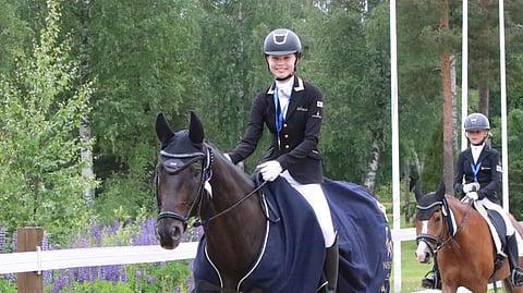 Onnellinen lasten PM-kultaa voittanut Nele Pulli ratsunsa Happy Ricoss Boy kanssa. Takana hopeamitalisti Mea Klemola ratsullaan Tiny's Big D. 