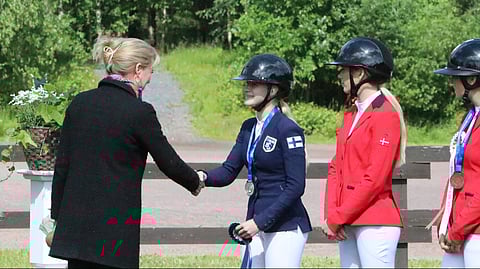 Isabella Olsson vastaanottamassa hopeamitalia yllätyspalkintojenjaossa. 