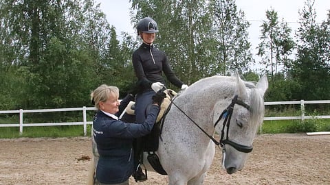 Esimerkkiratsukkona toimivat NIKA Academyn Annevi Monto ja hevonen Miss.