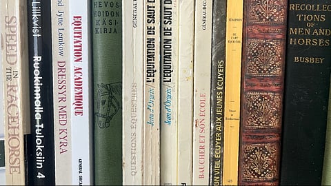 Hevoskirjoja on laidasta laitaan, mutta yksi on ylitse muiden. Se on suomennettu alkuperäisestä Dressyr med Kyra -teoksesta. 