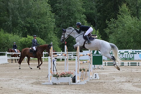 Susanna Granroth omassa suorituksessaan Savonlinnassa sunnuntaina, taustalla John Antell valmistautumassa. 