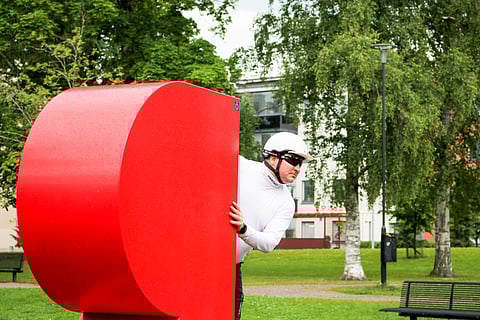 Niko Airaksinen seikkailee valkoisessa paidassa ja ravikypärässä.