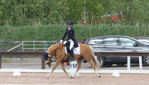 Tällainen "hyvin paljastava" tehtävä tulee uutena tanskalaisiin kouluohjelmiin, jossa uudistetaan nyt lajia kovalla kädellä. Kuvassa Anna Kärkkäinen venyttää Minion Verdeä luokan lopussa, mutta saako hän tehdä saman pian osana itse ohjelmaa Suomessakin?