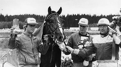 Patrik tutulla paikallaan voittajakehässä ympärillään Juha Kortekallio, Seppo Suuronen ja ohjastaja Risto Lanki.