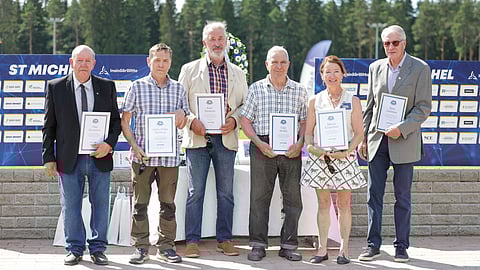 Timo Pursiainen, Jukka-Pekka Närhinen, Kari Innanen, Usko Särkkä, Marjo Kaipainen ja Eero Laitinen vastaanottivat ansiomerkit Mikkelin raviradalla.
