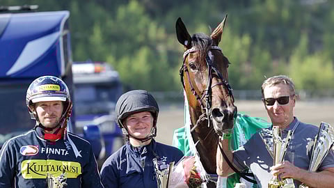 Arctic Fiona valmentaja Pekka Korpi (oik.) otti suurkilpailuvoiton tyynesti vastaan. Janne Korpi ja Jana Tsizevskaja olivat hirmukiristä täpinöissään.
