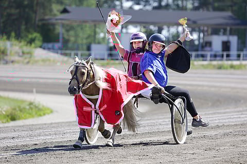 Golden Jang, ohjastaja Senja Kopalainen ja valmentaja Anni Niemelä juhlivat ponilähdön voittoa.