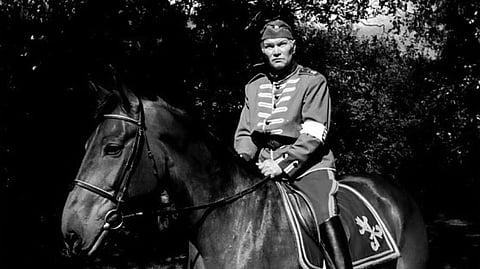 Tauno Rauhala rakuunan univormussa. 