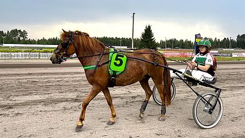 Jates Cinderella ja Lotta Mässeli B-ponien lähdön parhaina.