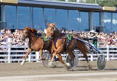 Mauri Jaara kannusti keulasta Riksun Ukaasin voittajaksi.
