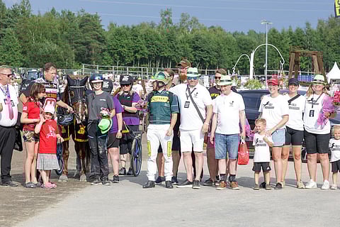 Pro ja taustajoukot voittajakehässä kuninkuuskilvan avausmatkan jälkeen.