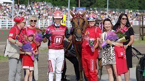 Jockas Rita taustajoukkoineen Oulun Kuninkuusraveissa